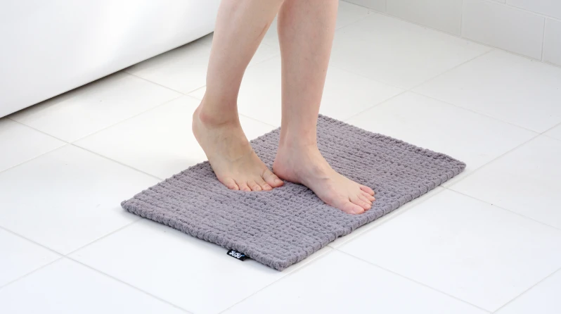 Sサイズの使用画像。バスマットに人が乗っている。