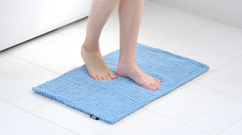 Mサイズの使用画像。バスマットに人が乗っている。