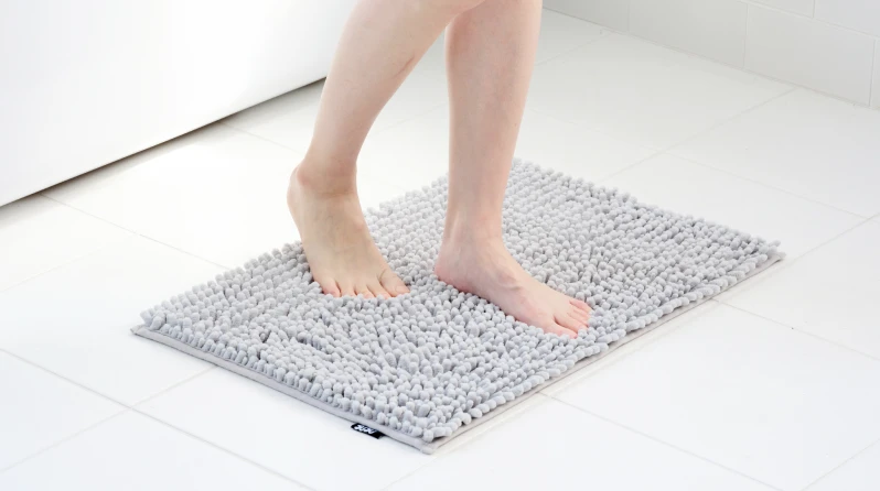 Mサイズの使用画像。バスマットに人が乗っている。